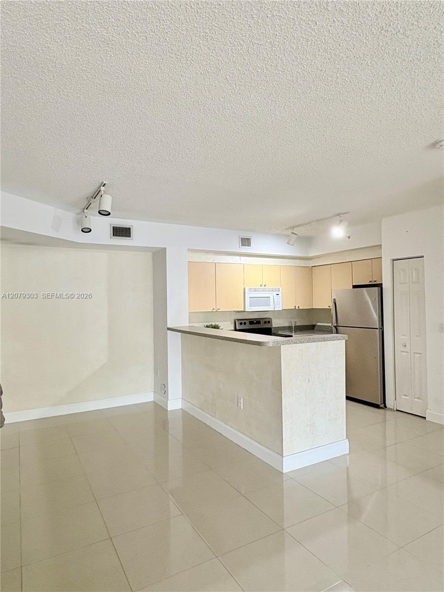 8030 N Nob Hill Rd # 105, Tamarac FL 33321