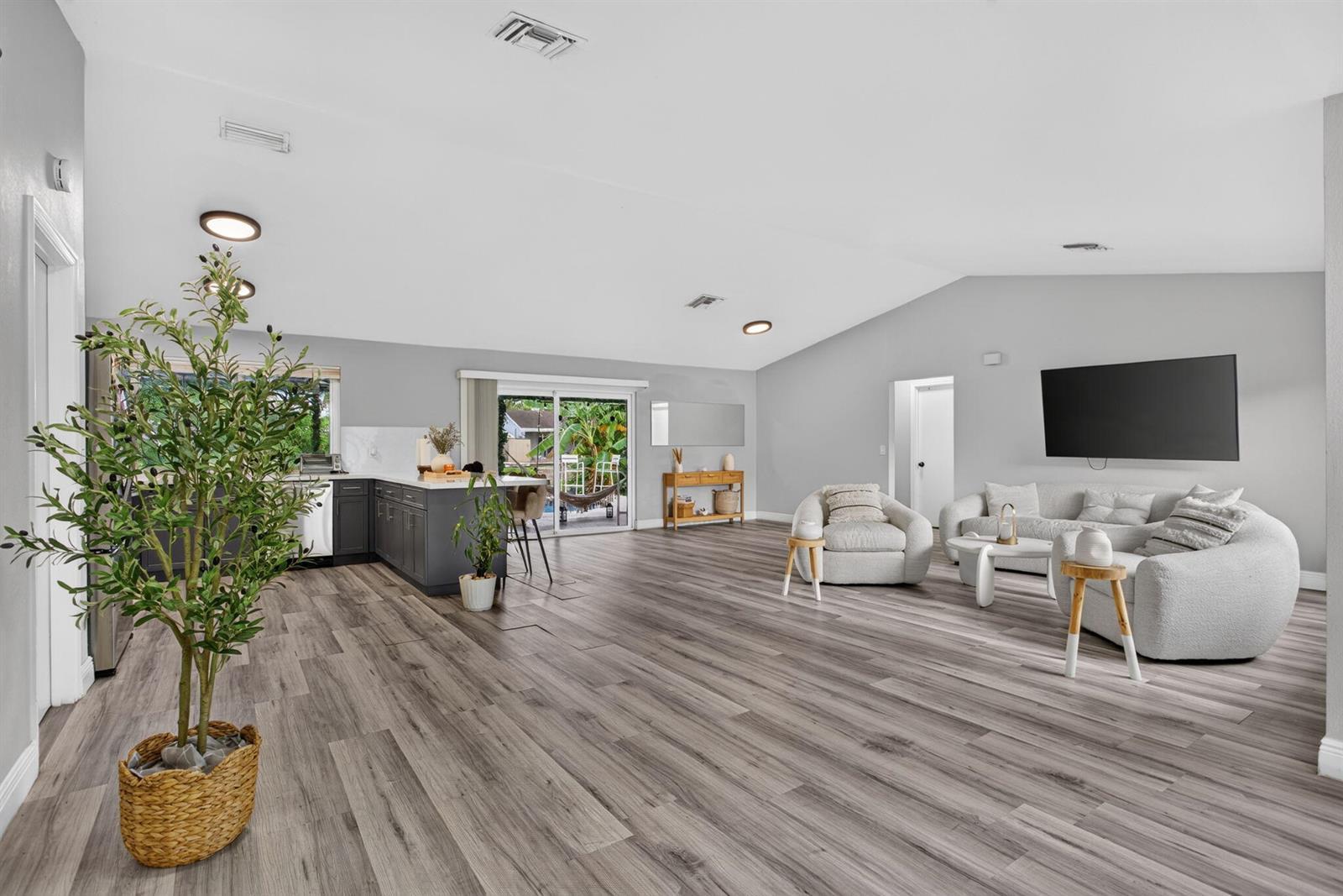 4950 SW 11th Circle, Margate FL 33068 photo 4