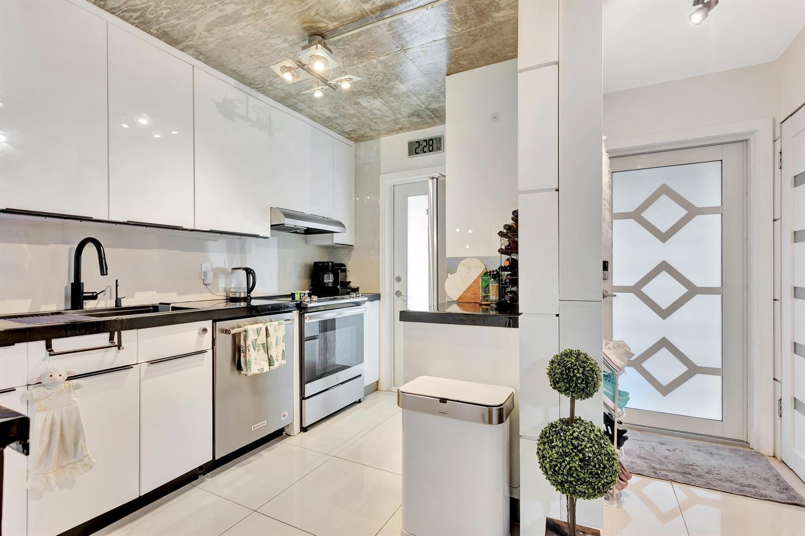 400 SE 10TH Street # 302, Deerfield Beach FL 33441 photo 5