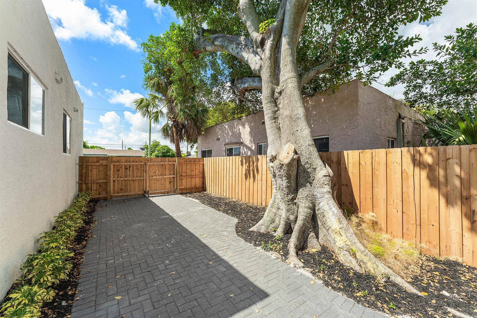 1150 W 25th Street, Riviera Beach FL 33404 photo 2