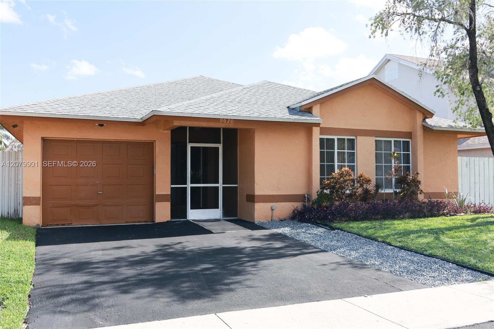 9620 SW 9th Ct, Pembroke Pines FL 33025 photo 2