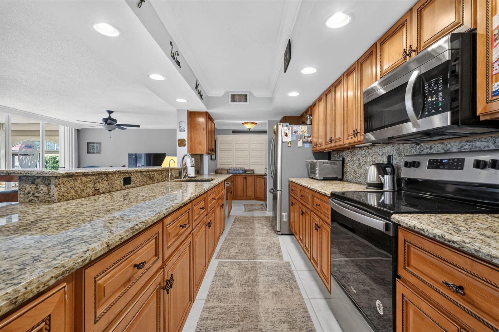 103 Half Moon Circle # H1, Hypoluxo FL 33462 photo 4