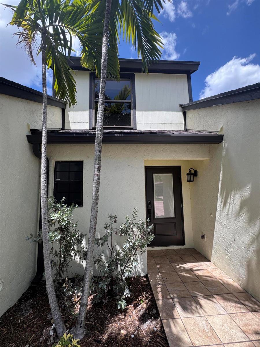 121 BEAUMONT Lane, Palm Beach Gardens FL 33410 photo 2