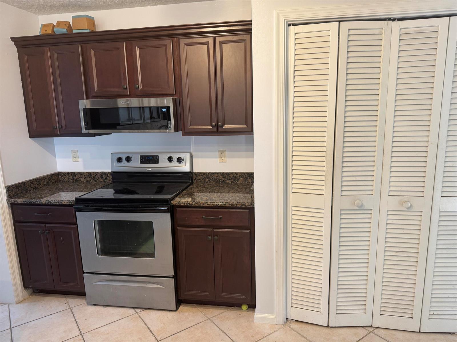 121 BEAUMONT Lane, Palm Beach Gardens FL 33410 photo 5