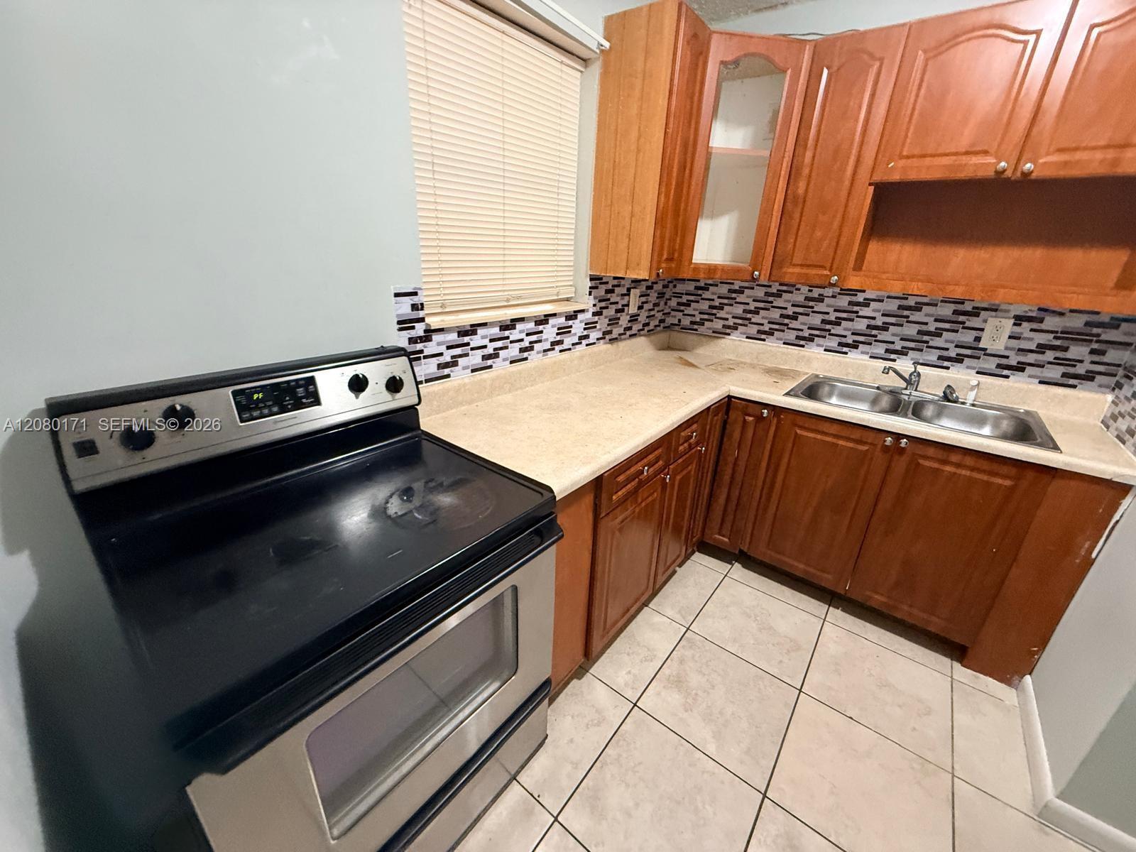 525 W 69th St # 106, Hialeah FL 33014