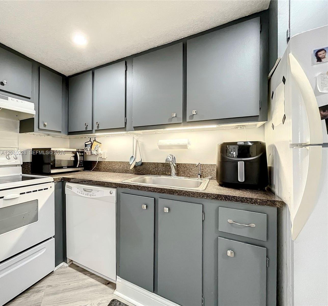 999 Brickell Bay Dr # 1010, Miami FL 33131 photo 3