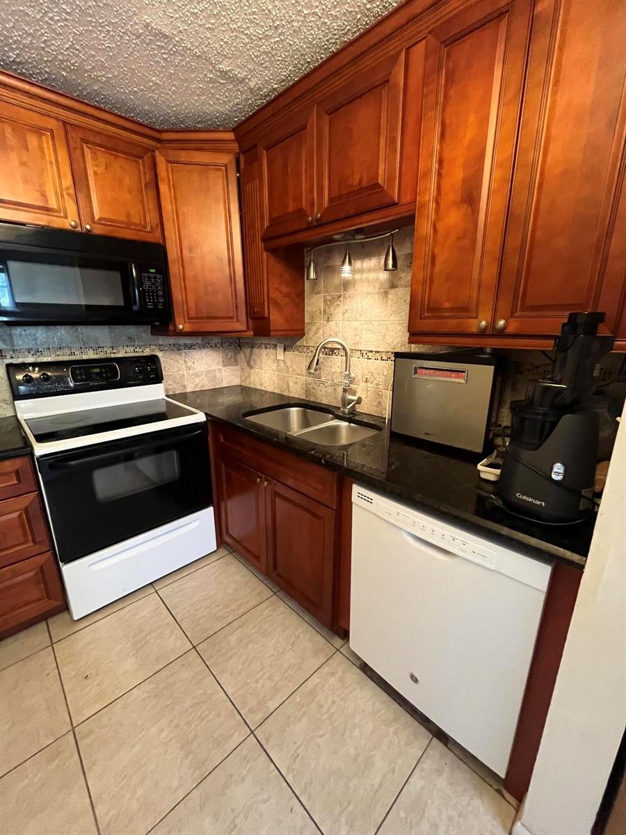 7 FLANDERS A, Delray Beach FL 33484 photo 2