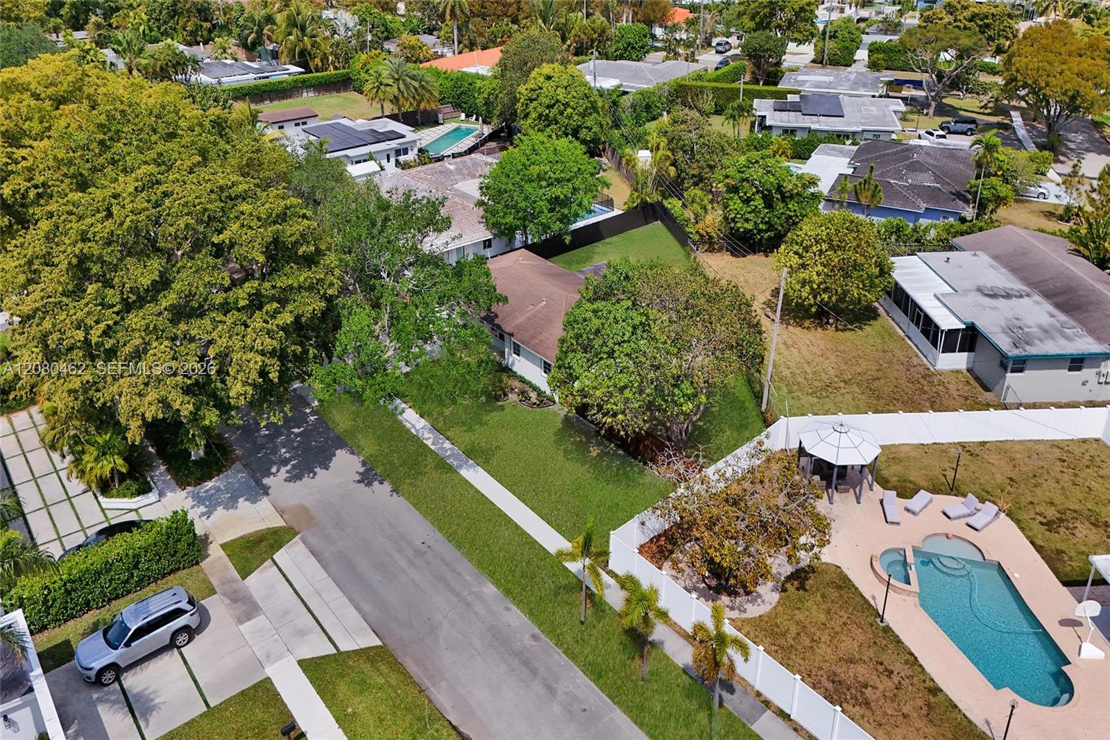 2125 Alamanda Dr, North Miami FL 33181 photo 2
