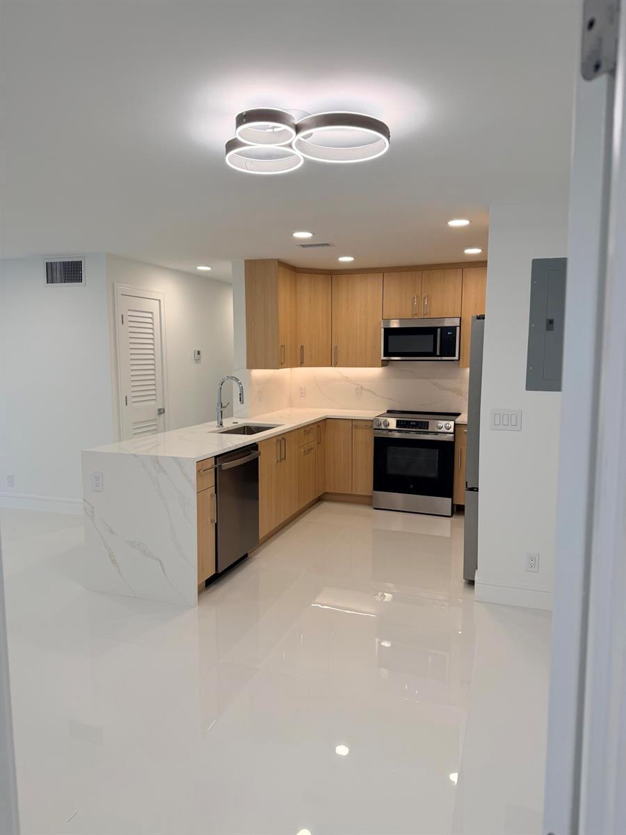 6439 BAY CLUB Drive # 1, Fort Lauderdale FL 33308 photo 2