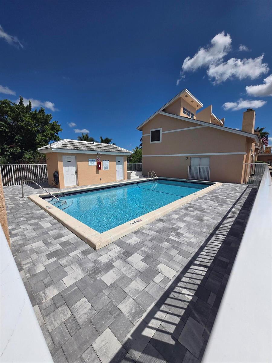 4083 CORAL SPRINGS Drive, Coral Springs FL 33065 photo 2
