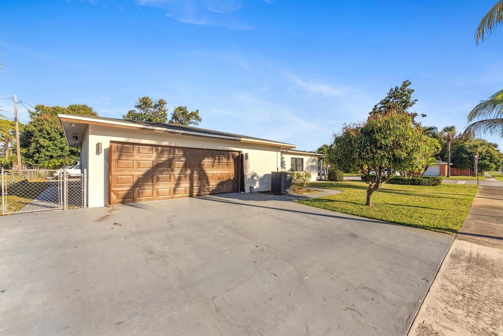 651 Foresteria Drive, Lake Park FL 33403 photo 4