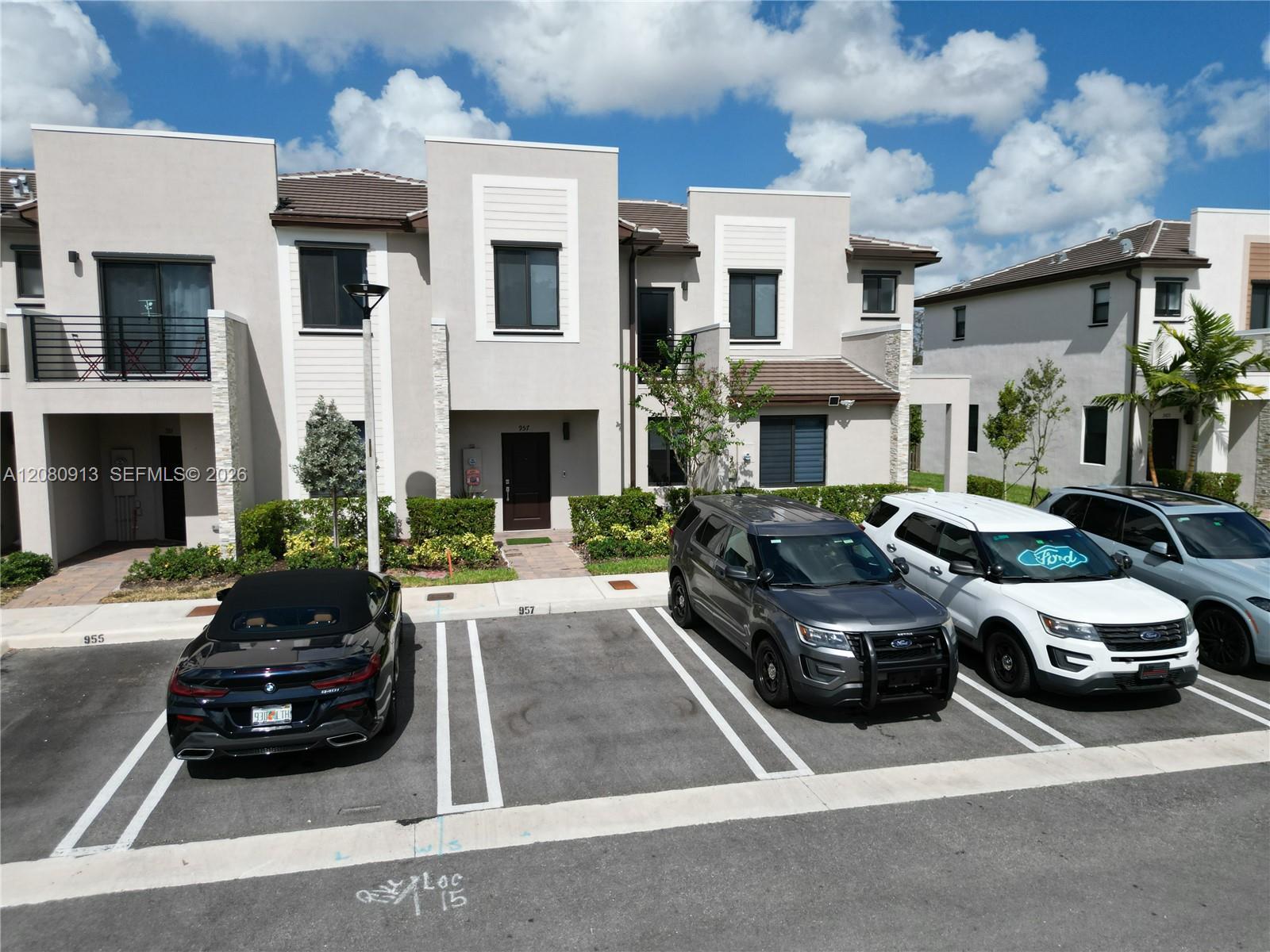 957 NE 211th St, Miami FL 33179
