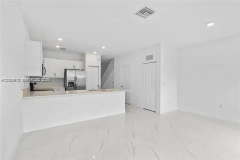 957 NE 211th St, Miami FL 33179 photo 4