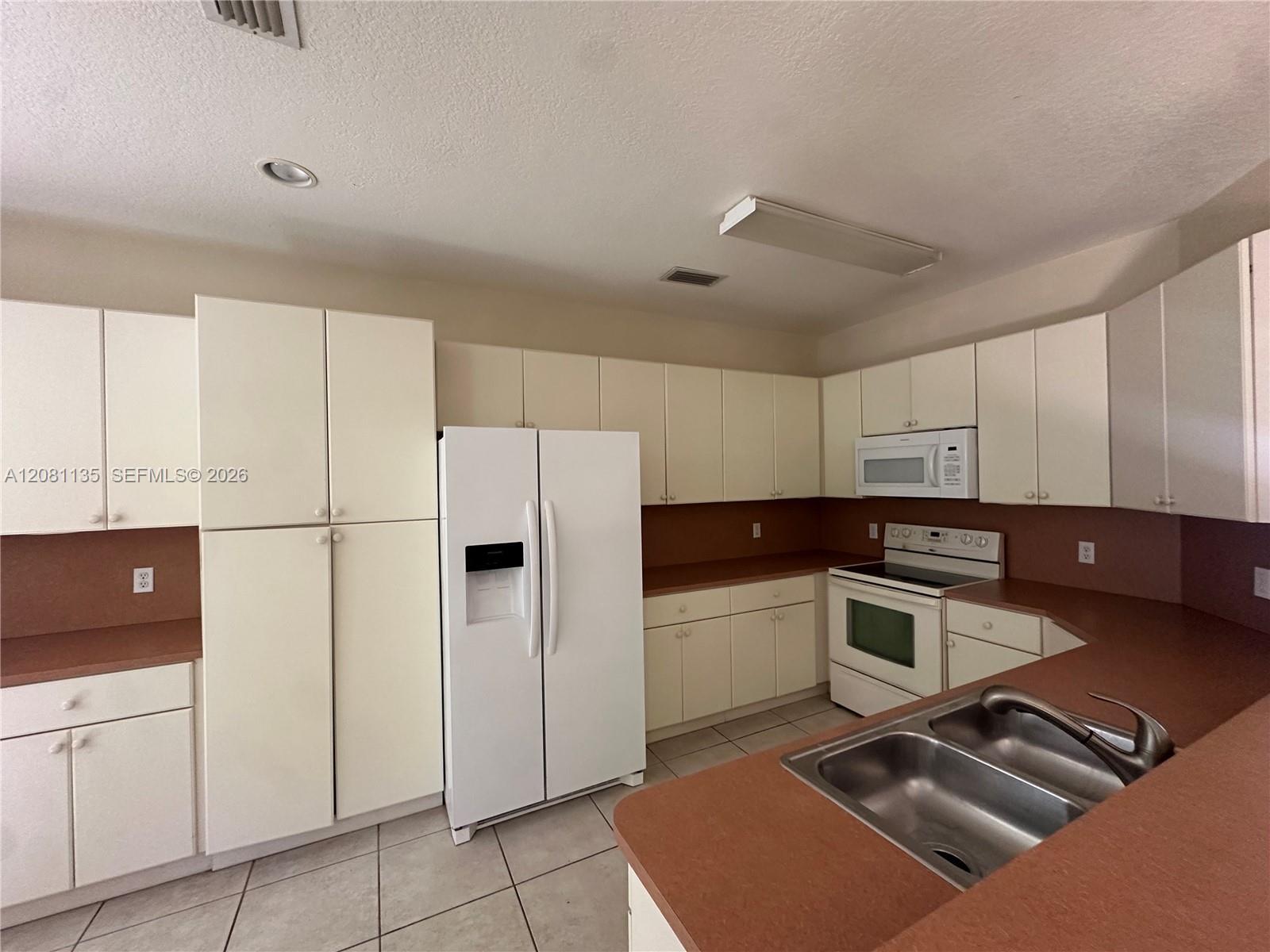 627 NE 35th Ave, Homestead FL 33033 photo 2
