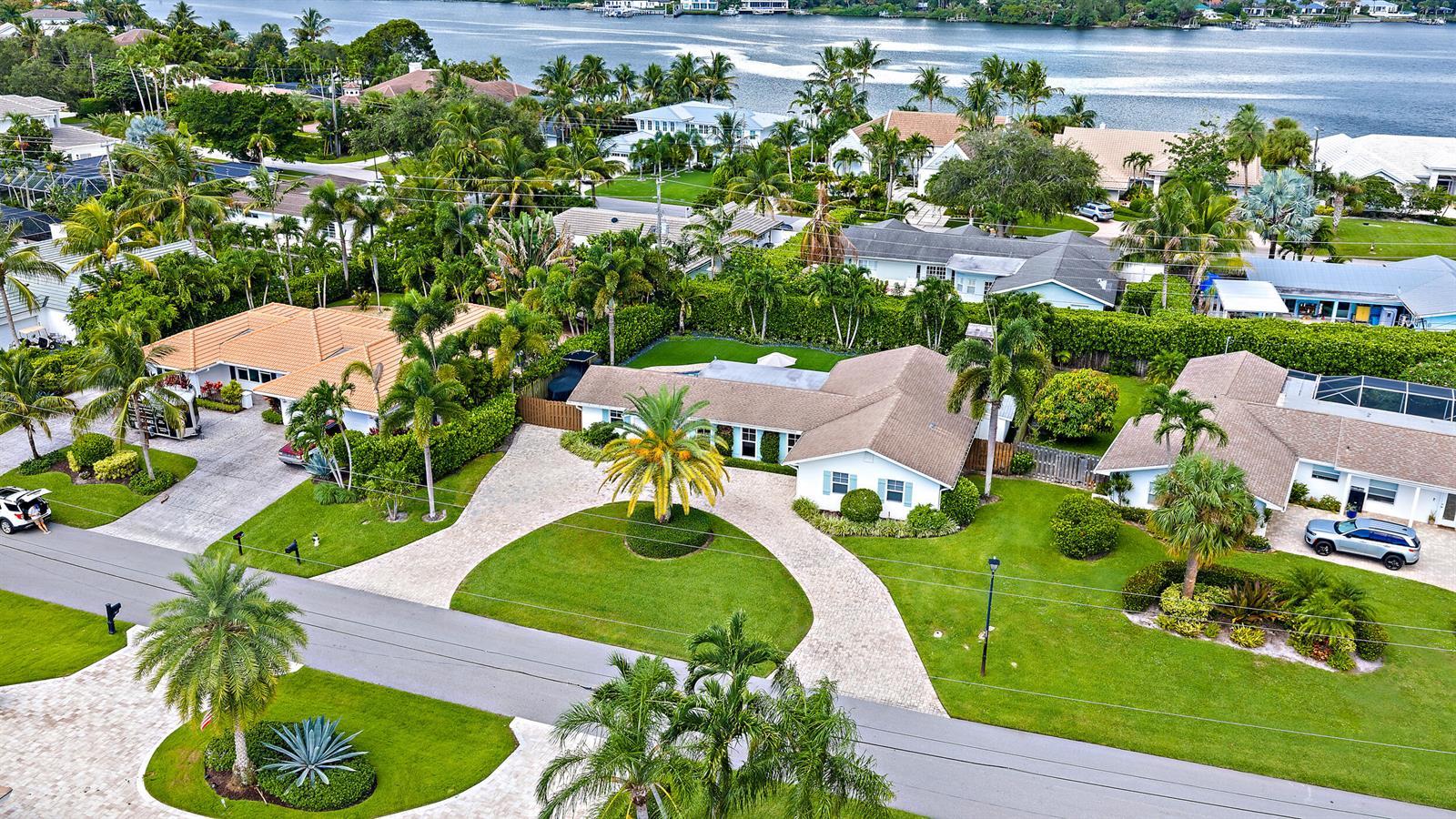 215 Golfview Drive, Tequesta FL 33469 photo 2