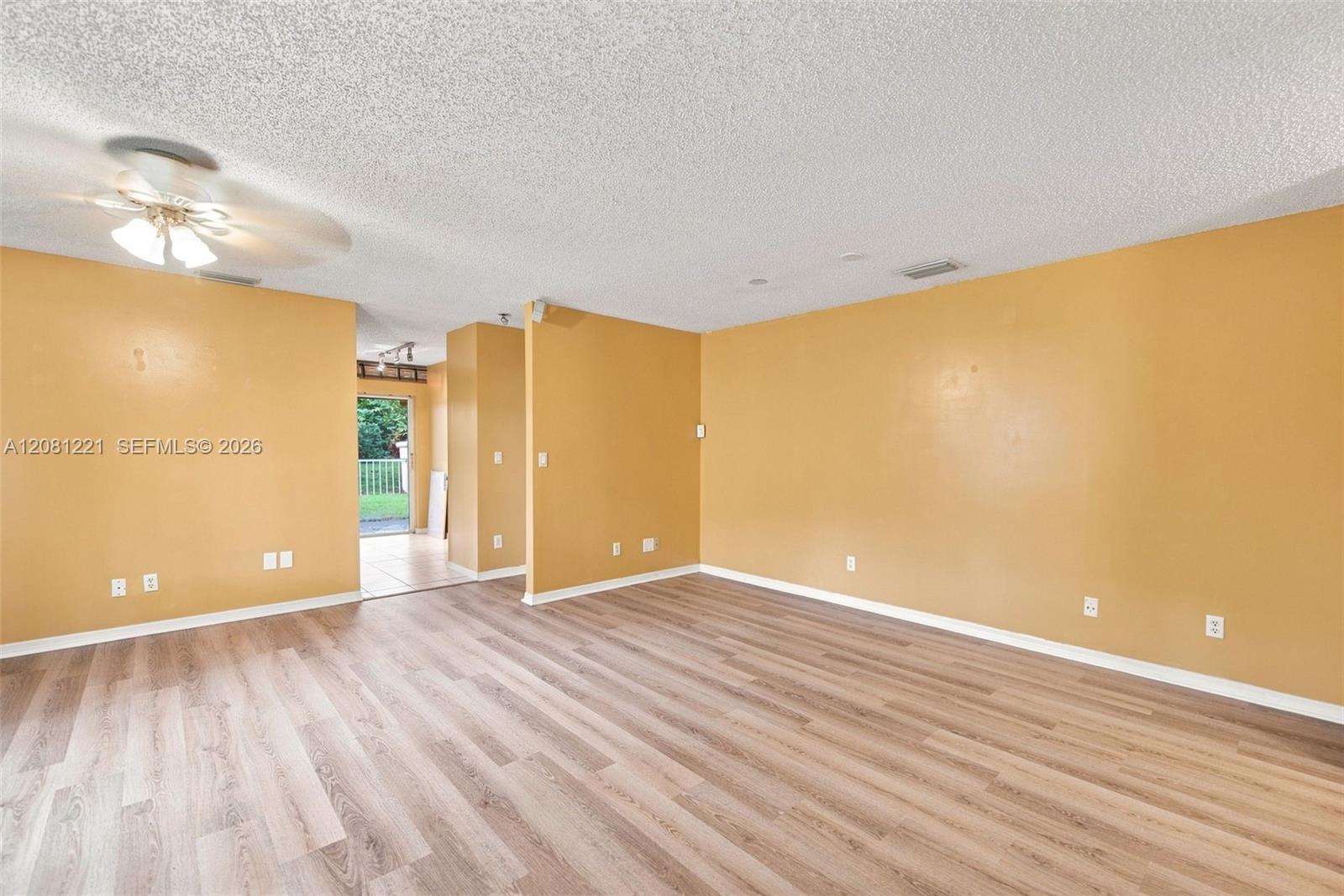 1533 W Harmony Lake Cir, Davie FL 33324 photo 4