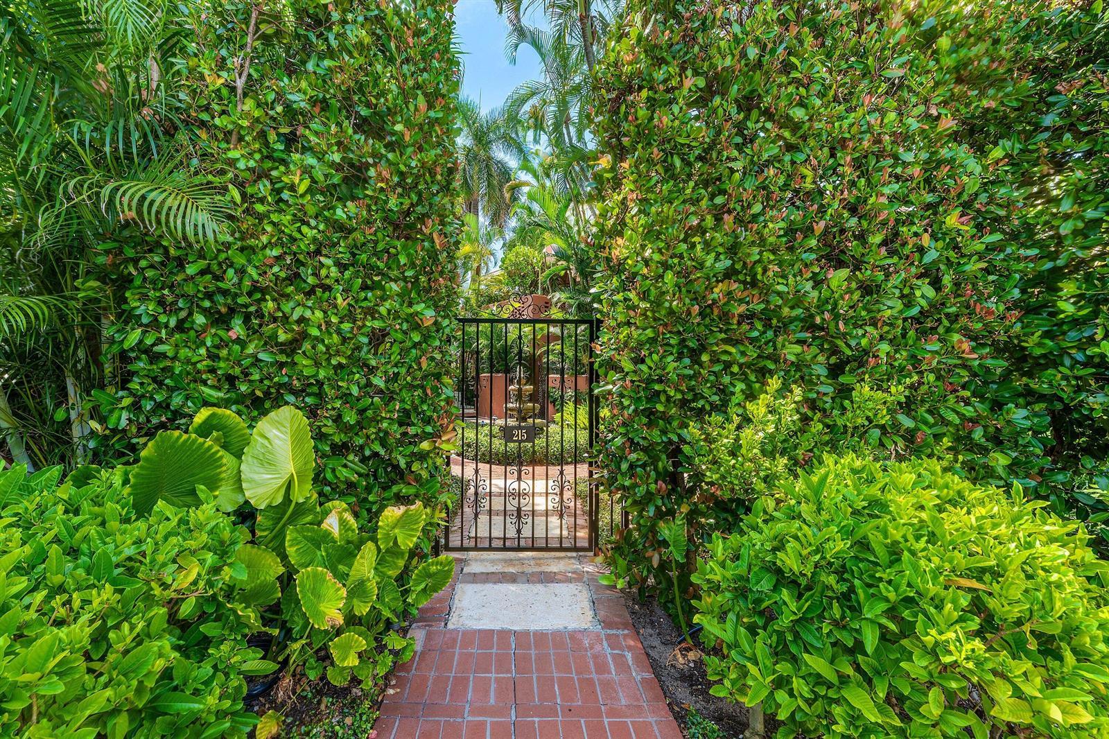 215 PHIPPS Plaza # 2, Palm Beach FL 33480 photo 2