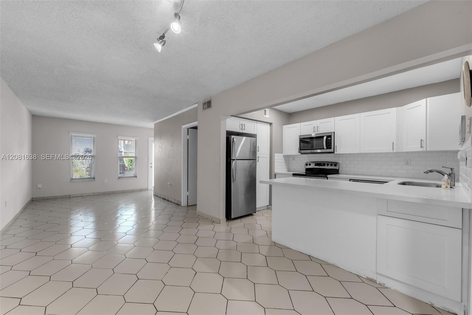 2018 SW 103rd Ct, Miami FL 33165 photo 4