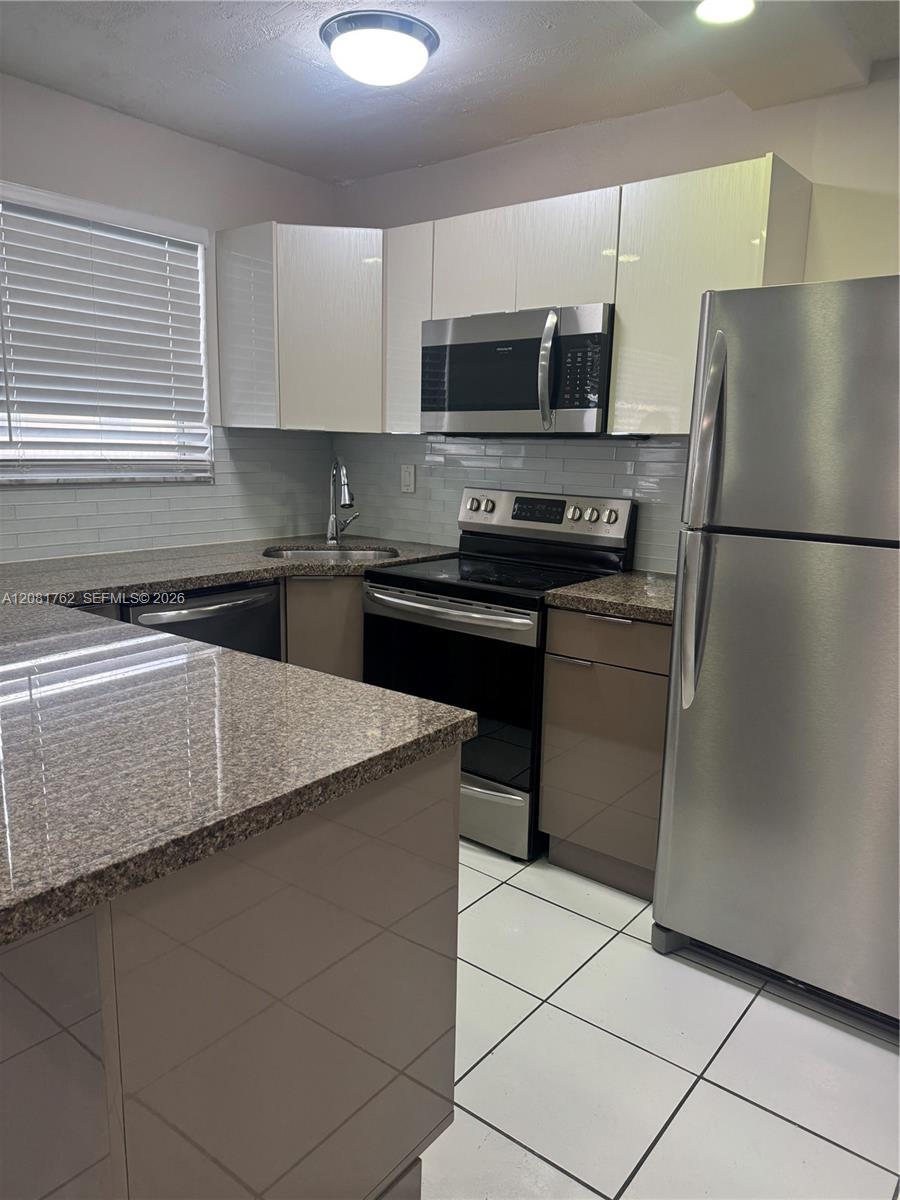 1975 NE 135th St # 3E, North Miami FL 33181 photo 2