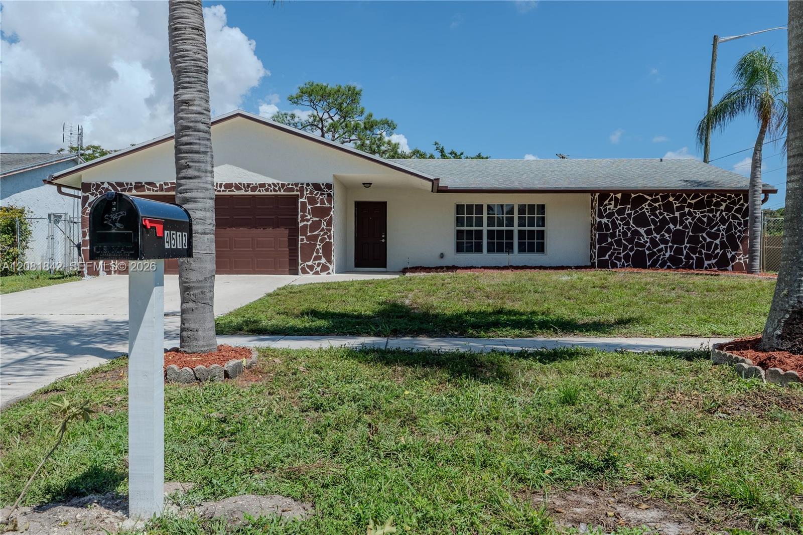 4513 Blue Pine Cir, Lake Worth FL 33463 photo 2