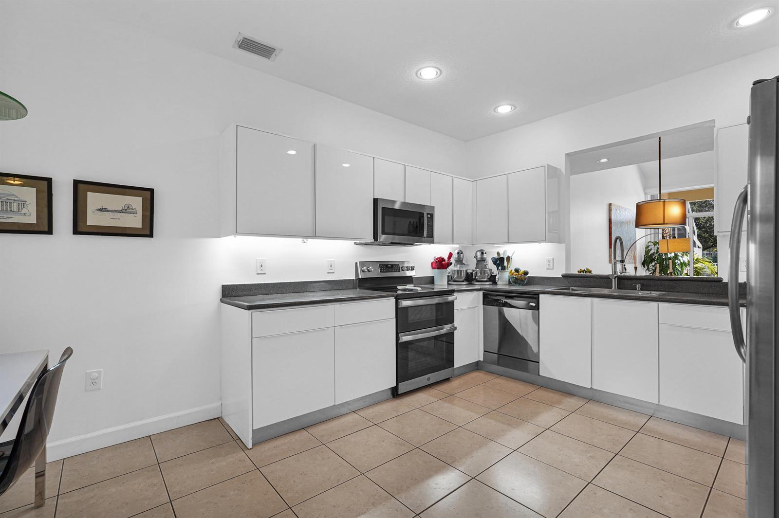 616 W PALM AIRE Drive # 616, Pompano Beach FL 33069 photo 2