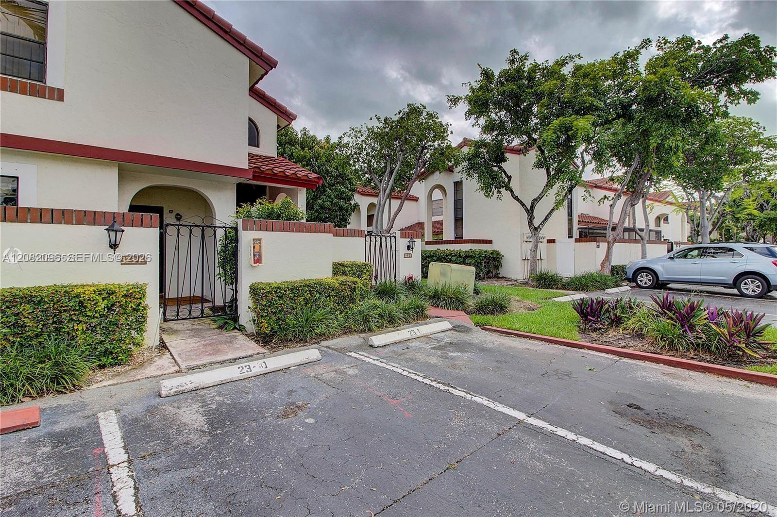 323 Ives Dairy Rd # 10, Miami FL 33179 photo 2