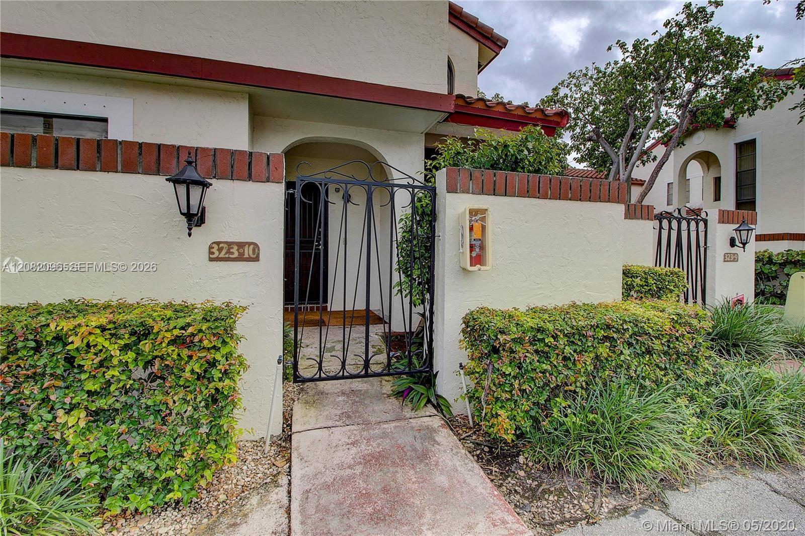 323 Ives Dairy Rd # 10, Miami FL 33179 photo 3