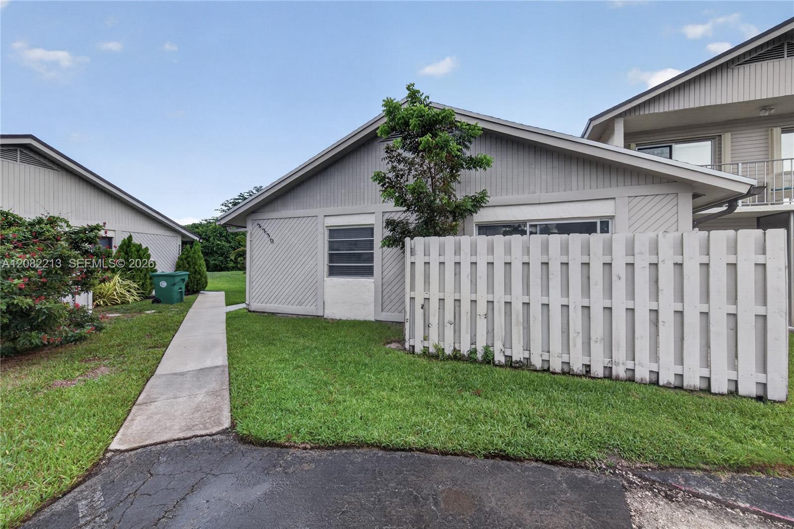 2230 Nova Village Dr, Davie FL 33317