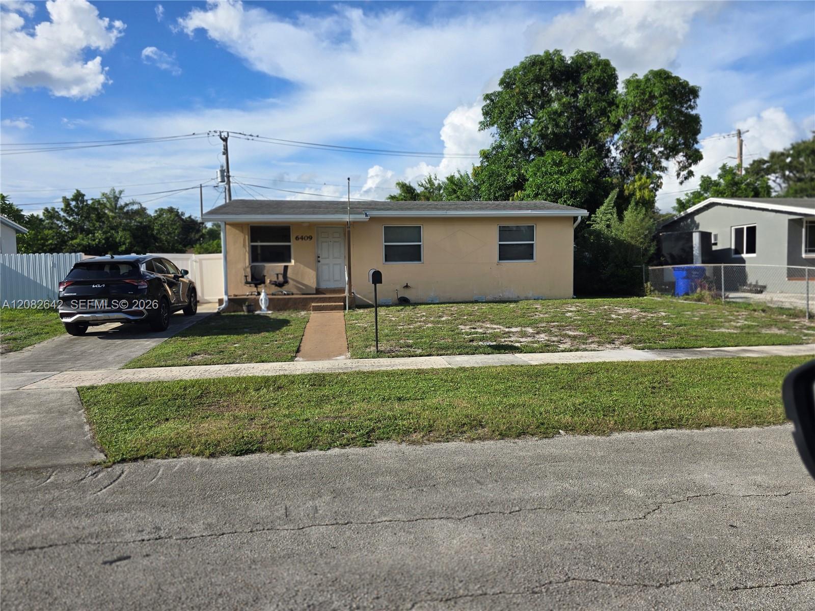 6409 Franklin St, Hollywood FL 33024 photo 2