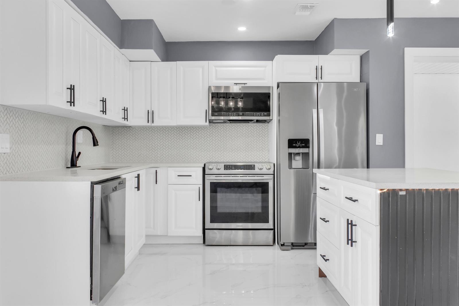 915 SW 3RD Street, Boynton Beach FL 33435 photo 3