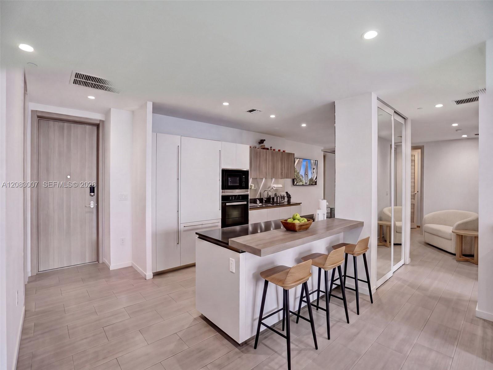 1000 Brickell Plz, Miami FL 33131 photo 3