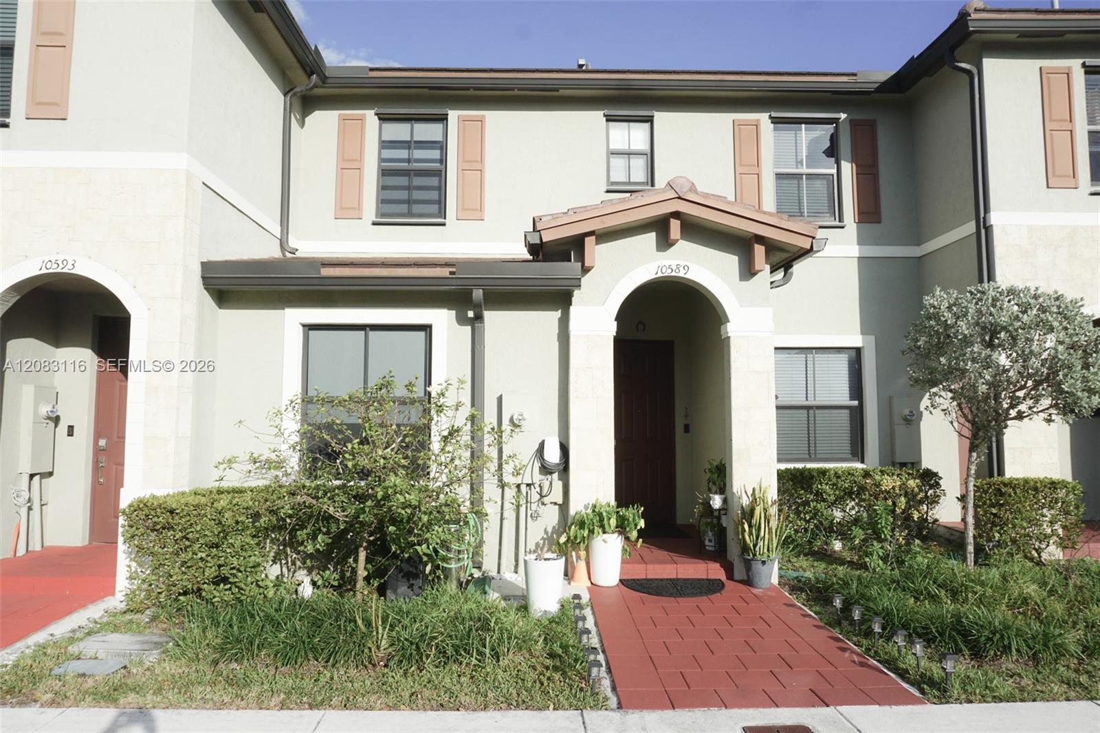 10589 W 32nd Ln, Hialeah Gardens FL 33018 photo 2