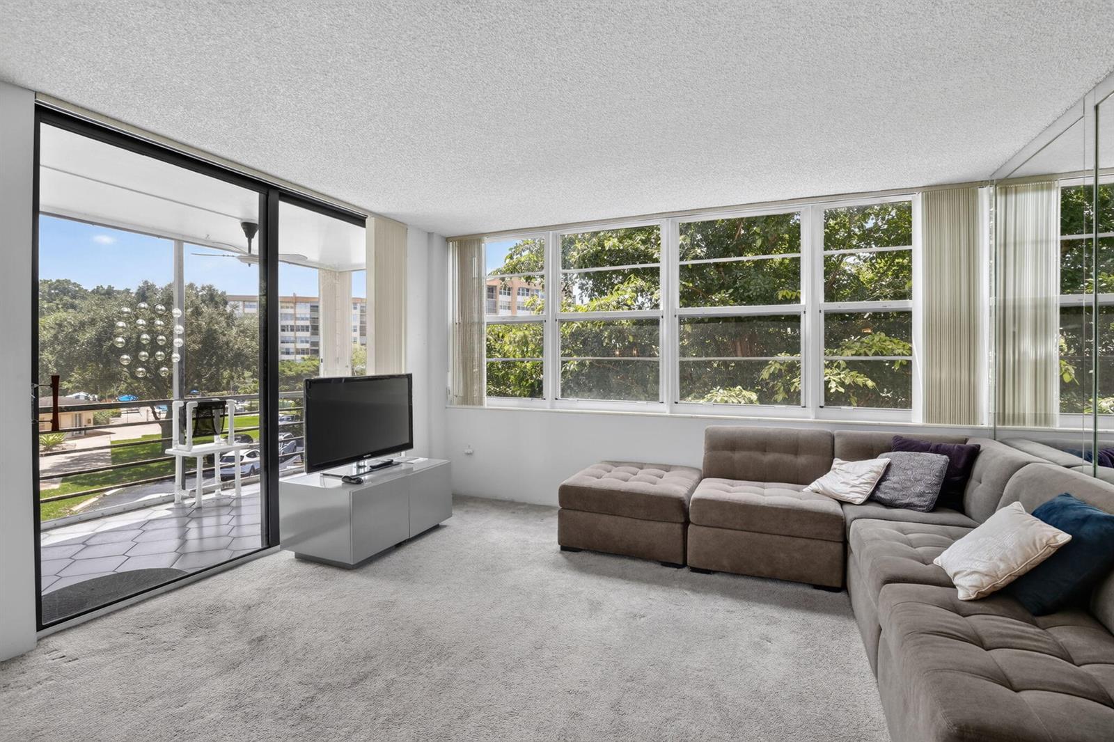 1400 Saint Charles Place # 313, Pembroke Pines FL 33026 photo 3