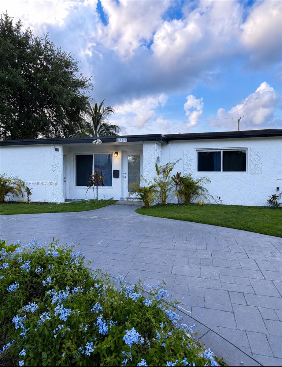 6781 Park St, Hollywood FL 33024 photo 3