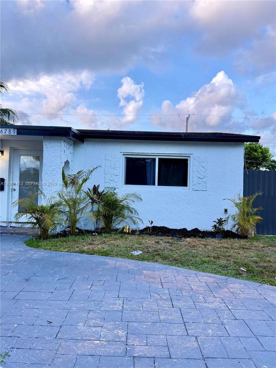 6781 Park St, Hollywood FL 33024 photo 4