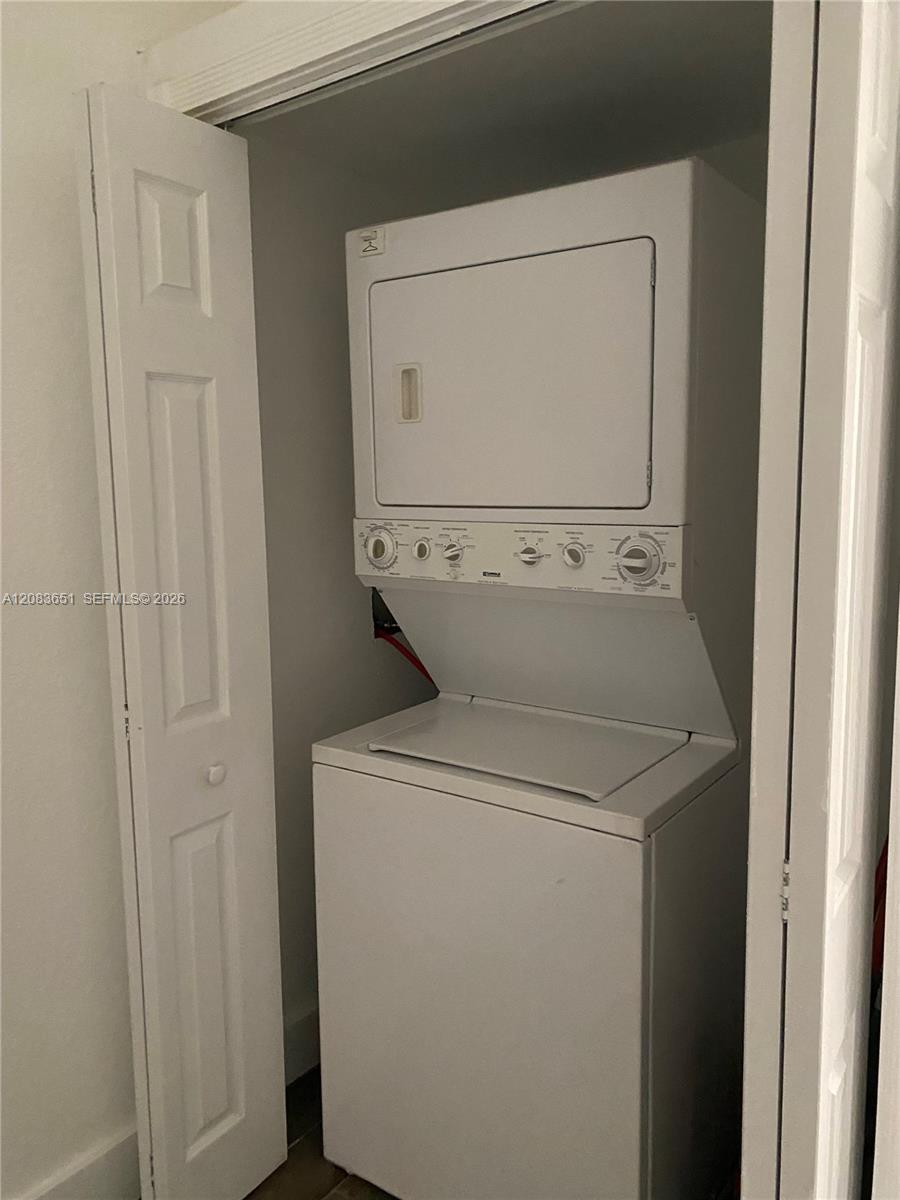 1 Edgewater Dr + DEN # 103, Coral Gables FL 33133 photo 3