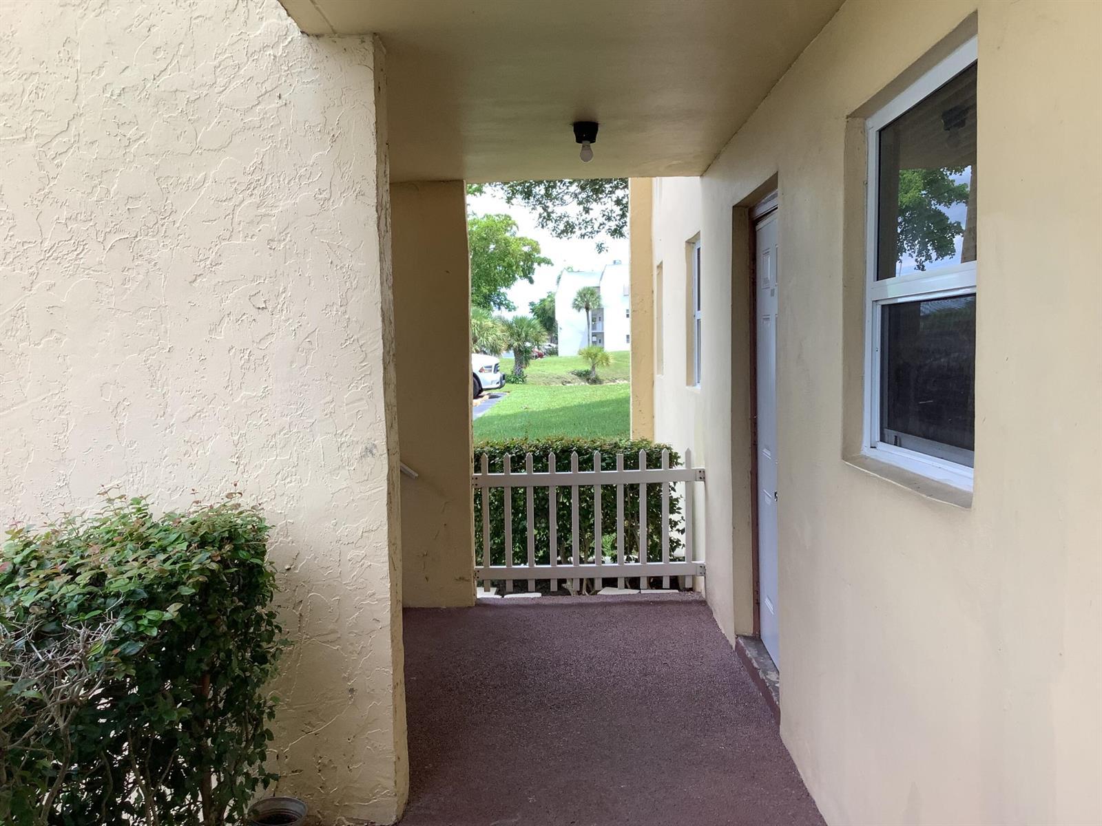 8400 Sunrise Lakes Boulevard Unit 101, Sunrise FL 33322 photo 2