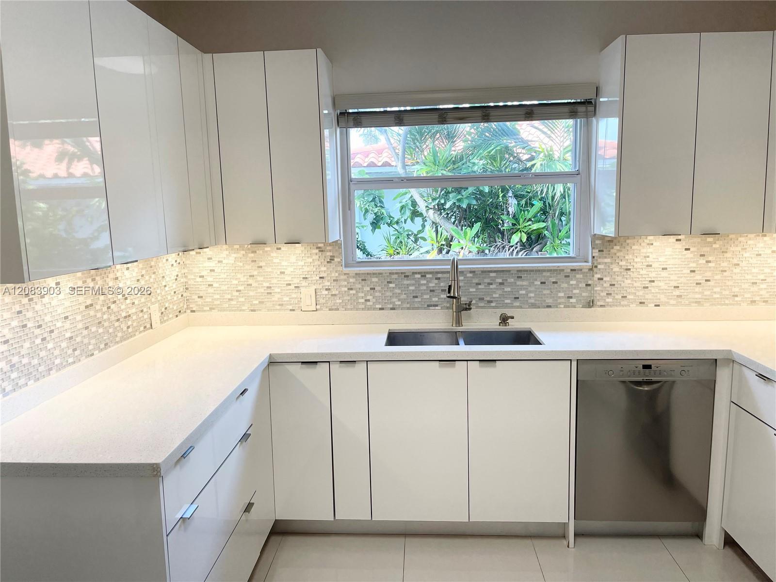4555 N Jefferson Ave, Miami Beach FL 33140 photo 2