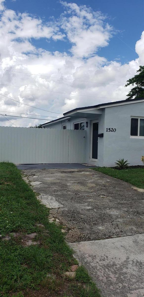 1520 N 68th Terrace, Hollywood FL 33024 photo 2