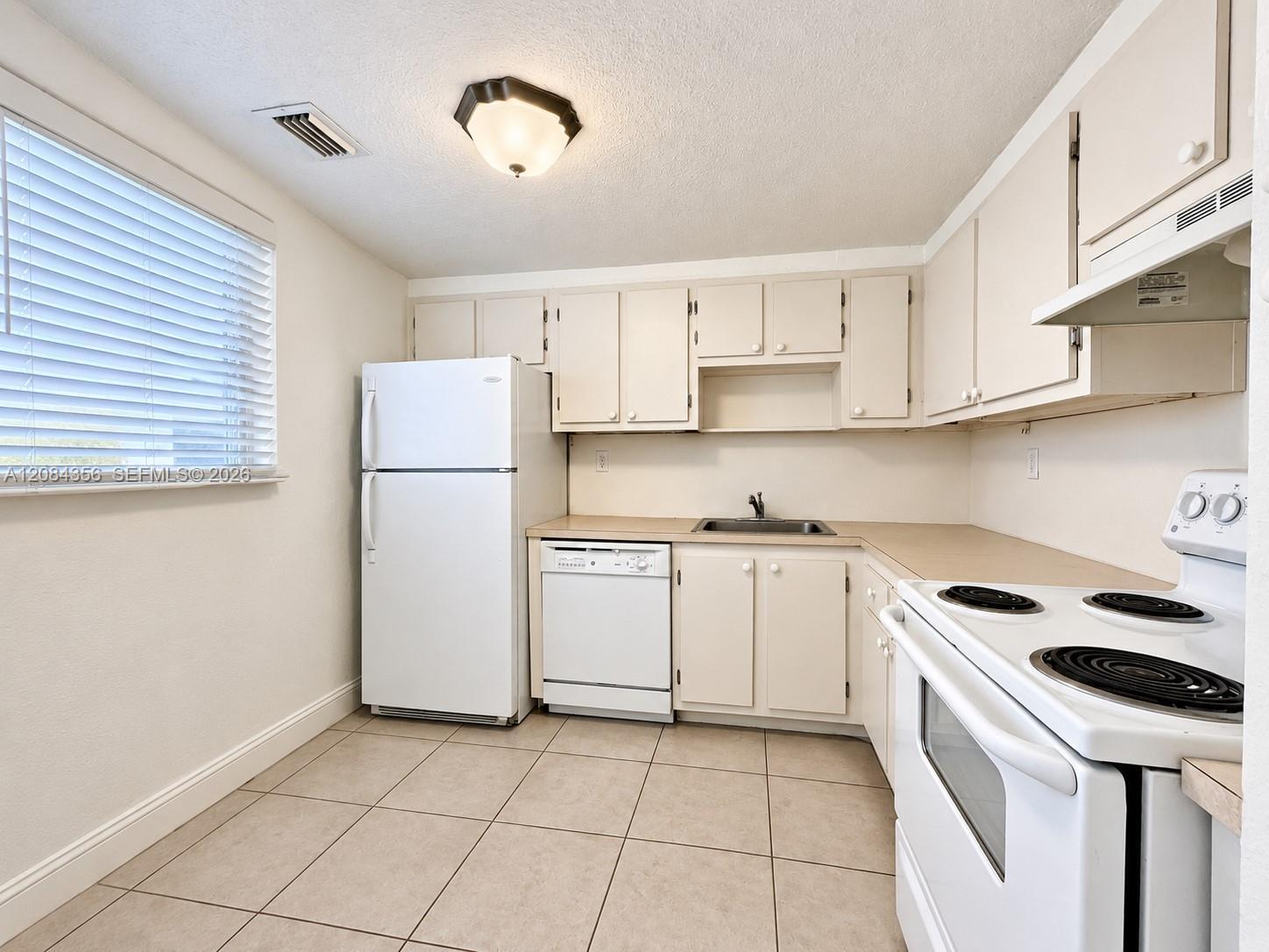 13707 Kendale Lakes Cir # 109, Miami FL 33183 photo 4