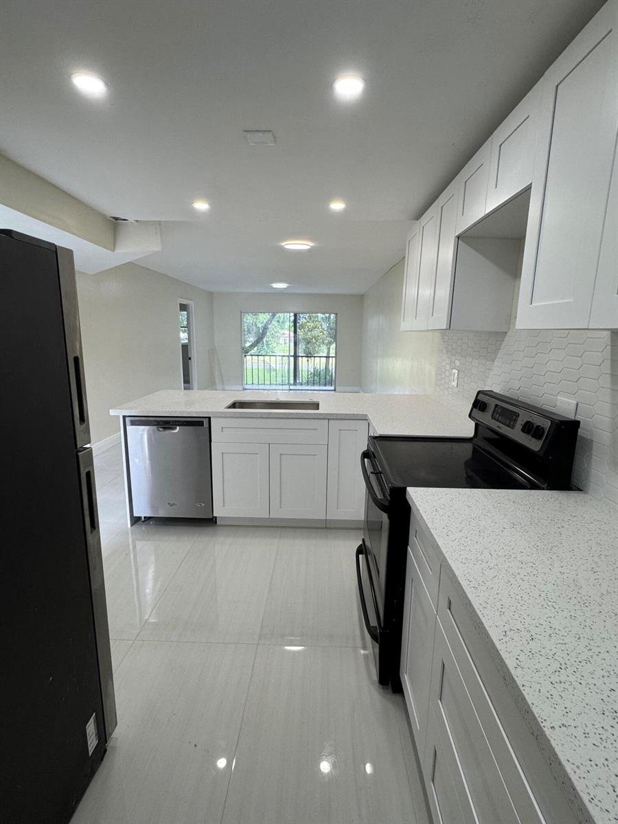 8000 FAIRVIEW Drive # 209, Tamarac FL 33321 photo 3