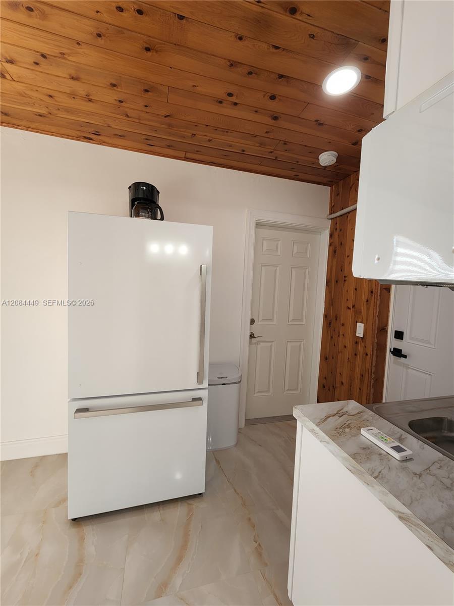 1113 NE 8th St, Hallandale Beach FL 33009 photo 5