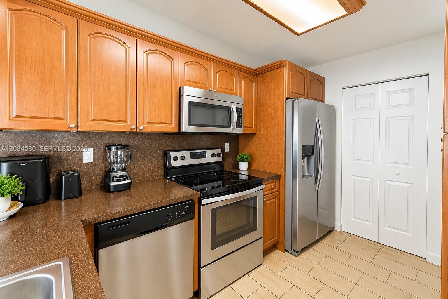 1401 W Golfview Dr, Pembroke Pines FL 33026 photo 2