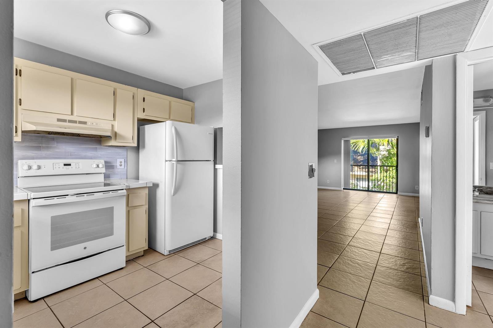 21904 LAKE FOREST Circle # 202, Boca Raton FL 33433 photo 3