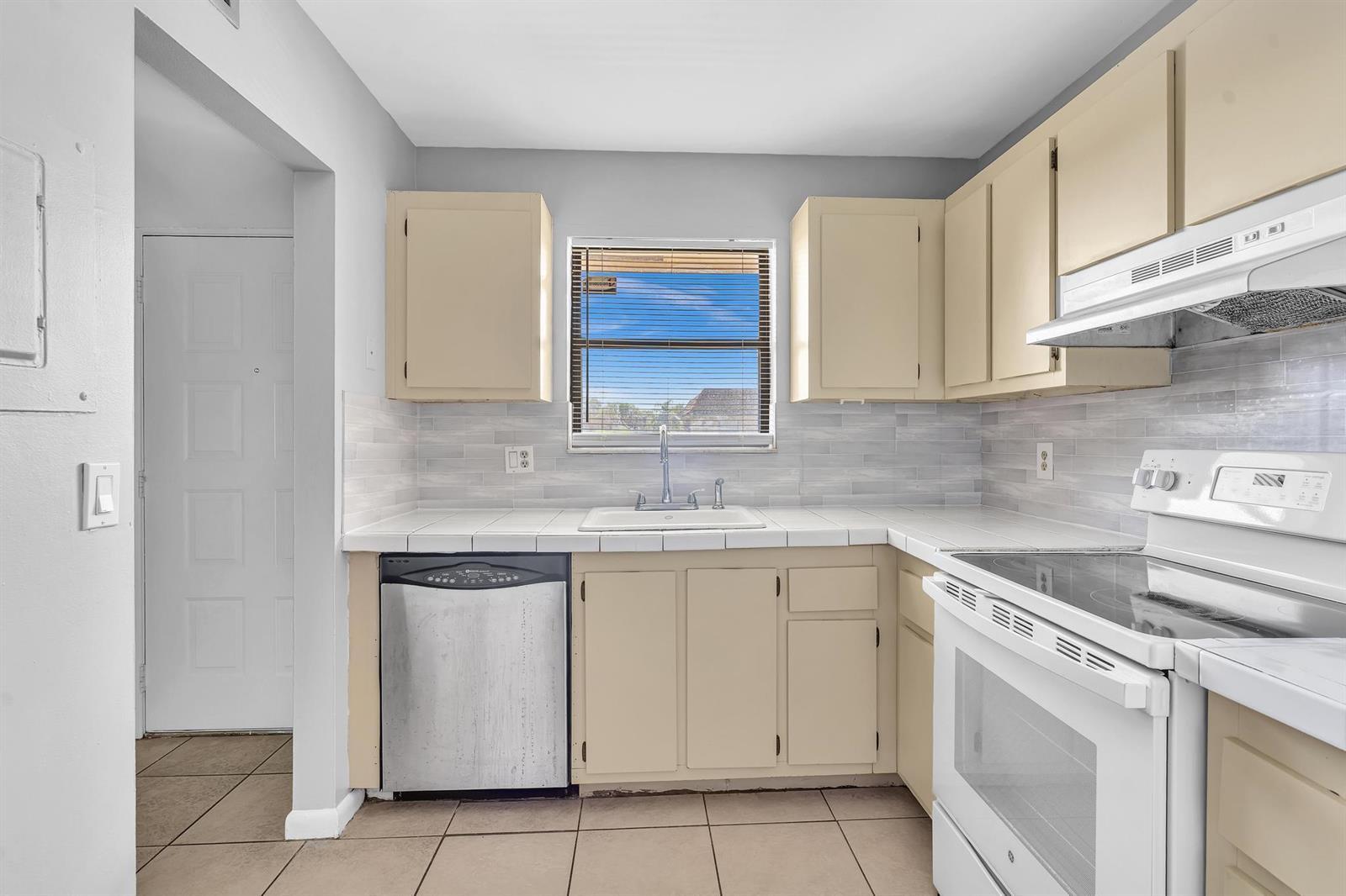 21904 LAKE FOREST Circle # 202, Boca Raton FL 33433 photo 4