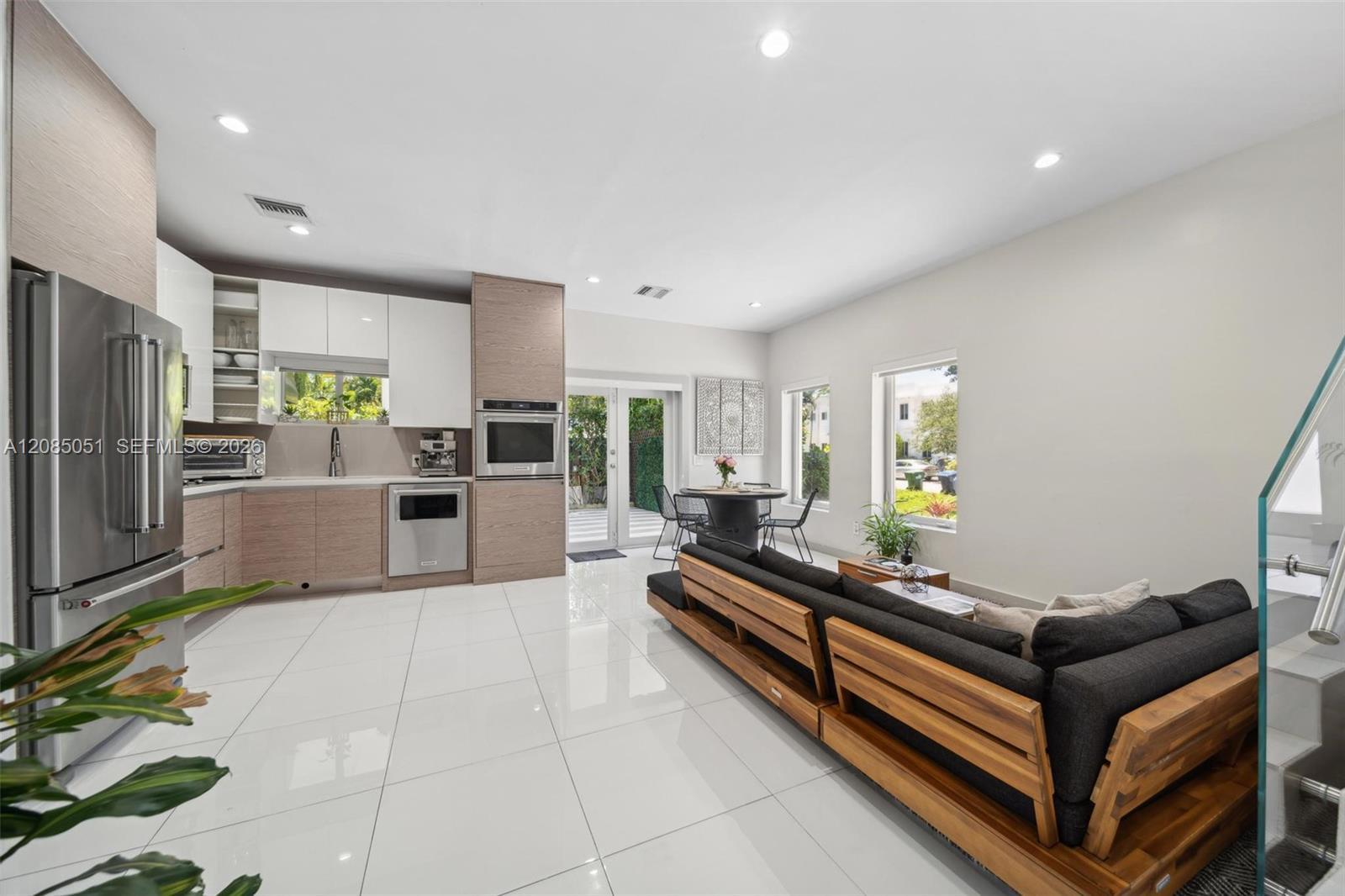 2615 NE 213th St, Miami FL 33180 photo 2