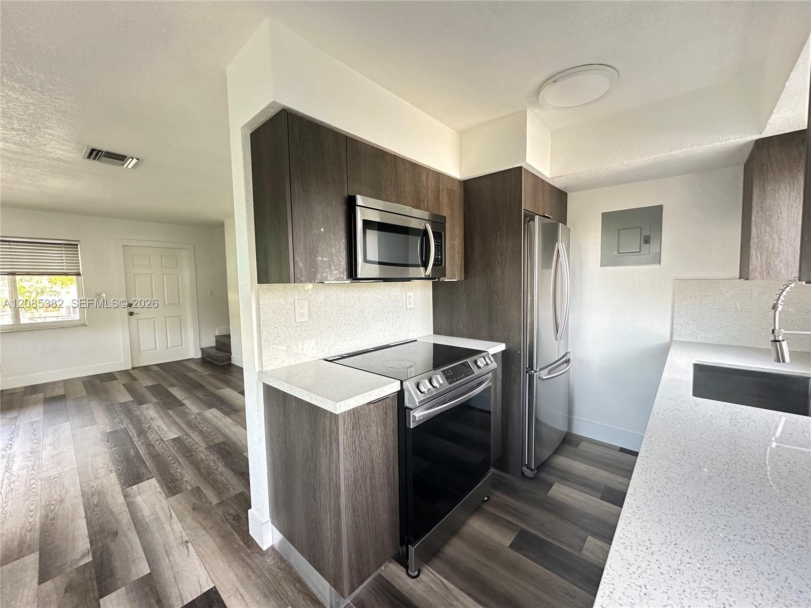 913 NE 17th St # 9, Fort Lauderdale FL 33305 photo 2