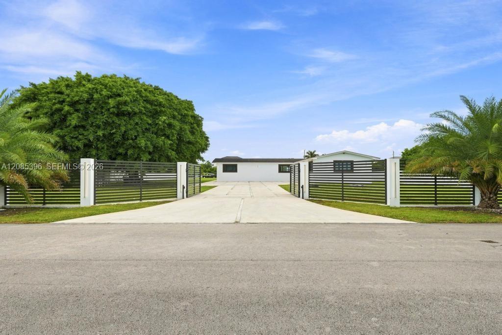 100 NW 120th Ave, Miami FL 33182 photo 2