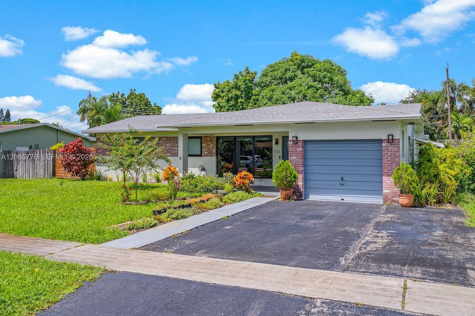 1126 E Hawthorne Cir, Hollywood FL 33021 photo 2