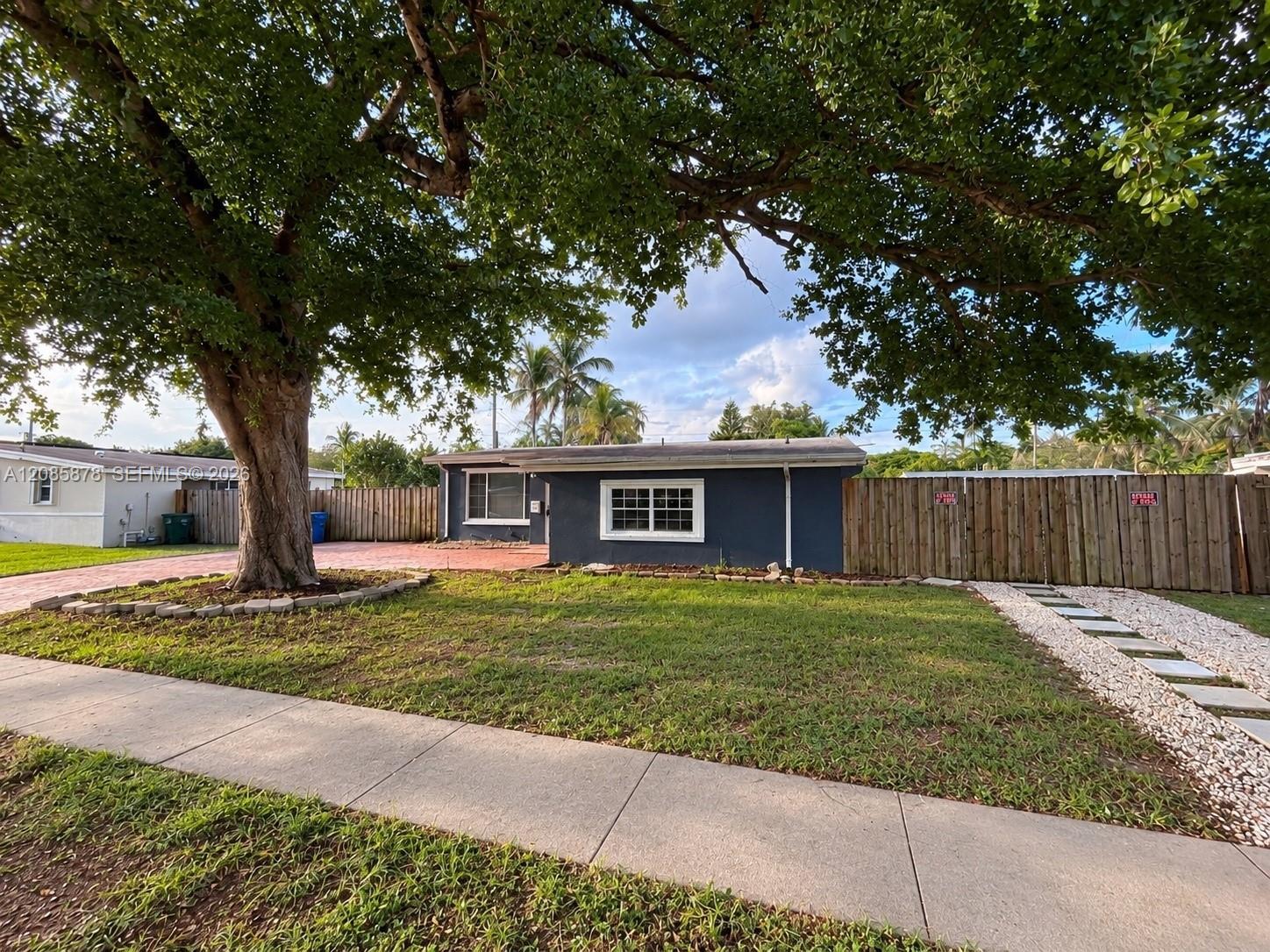 6541 SW 5th St, Pembroke Pines FL 33023 photo 2